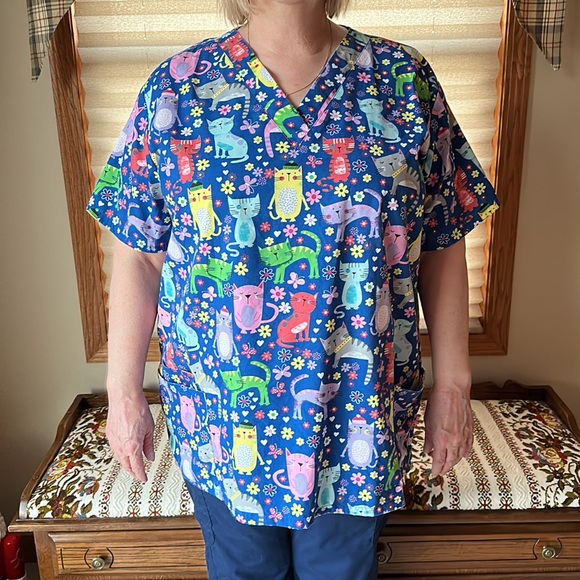 UA Scrubs Size 2XL Top NWOT - Picture 2 of 8
